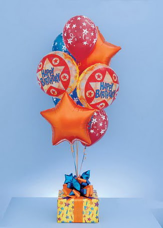farkl� renklerde u�an balon buketi
